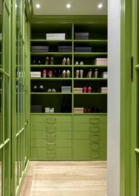Г-образная гардеробная комната в зеленом цвете Белово
